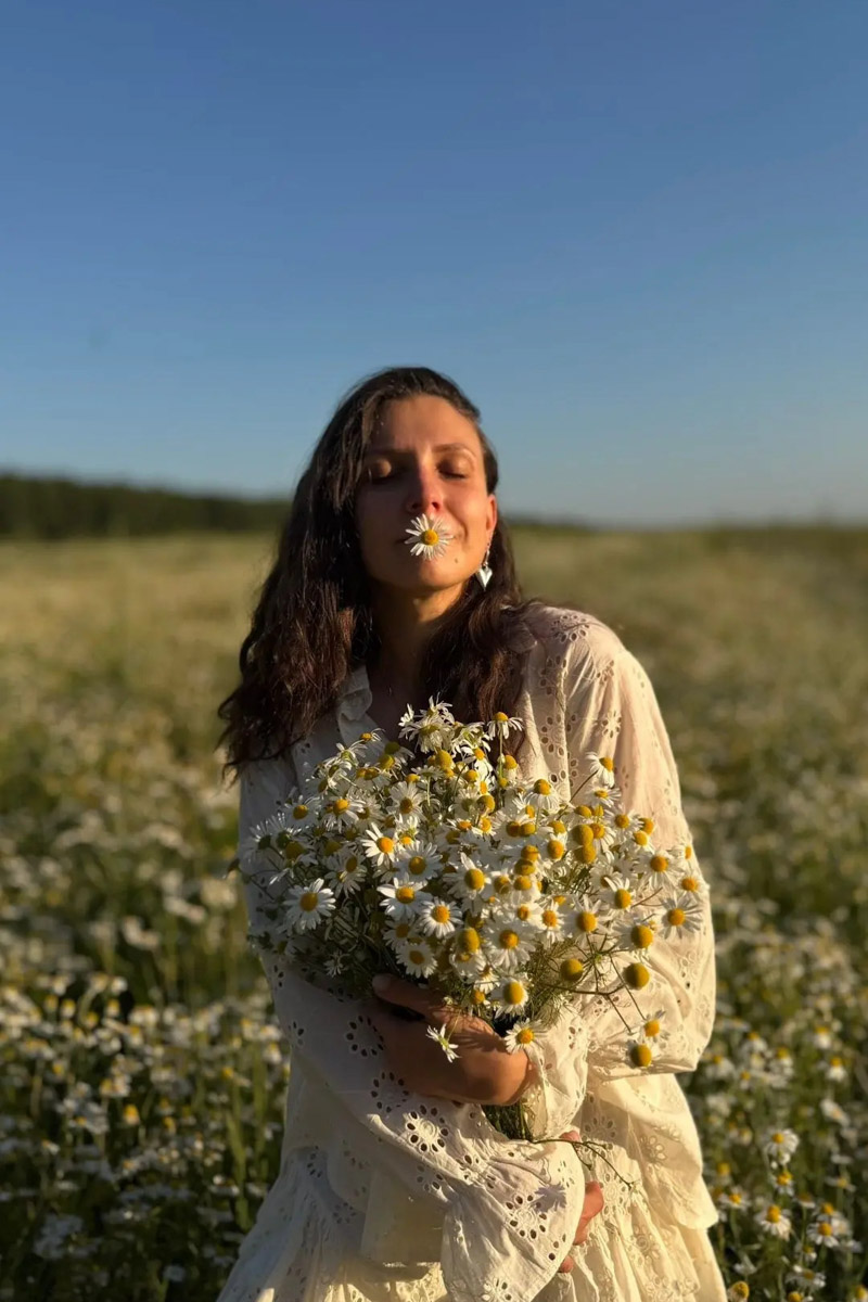 Лето в самом разгаре, и хочется запечатлеть каждое его мгновение. И природа, к слову, отличная фотостудия: декорации почти не нужны, а свет подвижный и мягкий, особенно на закате. Остается найти локацию и подобрать образ. Вдохновиться предлагаем тематическими проектами с сельским вайбом от девушек из Владимира.