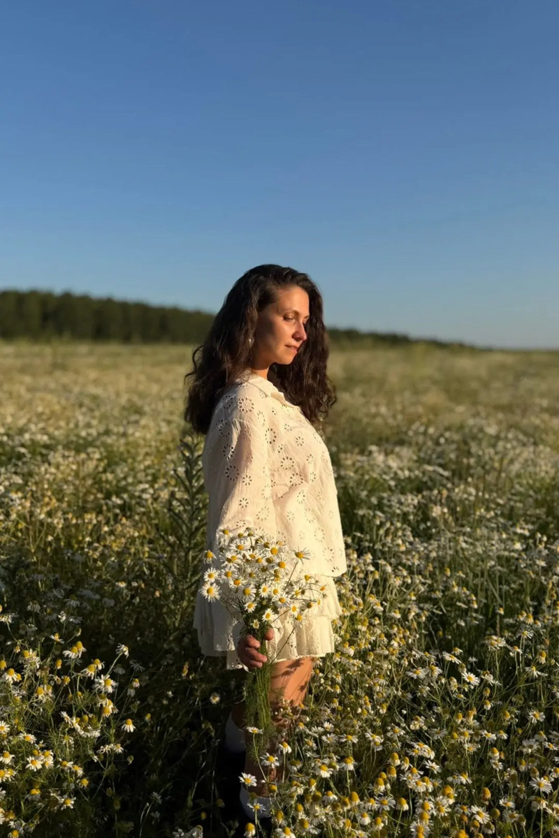 Лето в самом разгаре, и хочется запечатлеть каждое его мгновение. И природа, к слову, отличная фотостудия: декорации почти не нужны, а свет подвижный и мягкий, особенно на закате. Остается найти локацию и подобрать образ. Вдохновиться предлагаем тематическими проектами с сельским вайбом от девушек из Владимира.