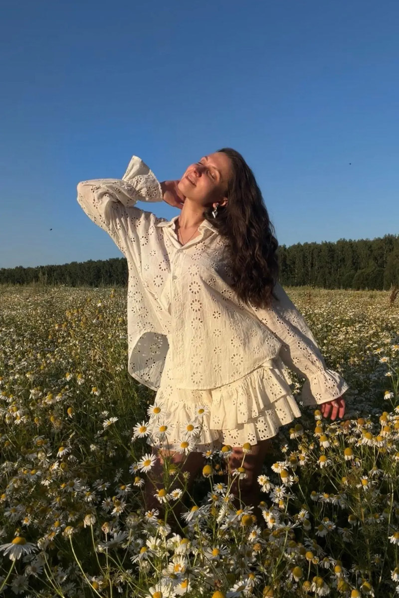 Лето в самом разгаре, и хочется запечатлеть каждое его мгновение. И природа, к слову, отличная фотостудия: декорации почти не нужны, а свет подвижный и мягкий, особенно на закате. Остается найти локацию и подобрать образ. Вдохновиться предлагаем тематическими проектами с сельским вайбом от девушек из Владимира.