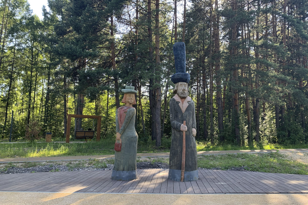 Хочется отдохнуть у воды, а ехать к Черному морю не рискуете из-за кризиса с топливом? Обратите внимание на Черное озеро, расположенное в Покрове. Всего час на машине от Владимира — и вы окажетесь в удивительном месте, недавно открывшемся после благоустройства. Вход на территорию бесплатный, а сама локация радует не только песчаным пляжем, но и смотровыми площадками, а также экологическими тропами
