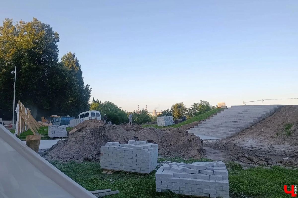 Владимир в этом году одна большая стройплощадка. Исторический центр буквально истерзан реставрациями и ремонтами. На одни локации рабочие только заходят, на других процесс в самом разгаре, так что тема по-прежнему в топе и останется там еще надолго. Разбираемся, что, где и когда приведут в порядок