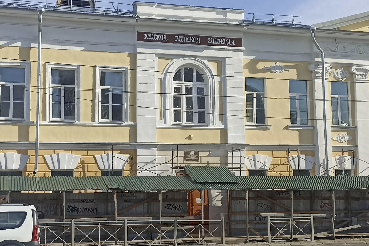Владимир в этом году одна большая стройплощадка. Исторический центр буквально истерзан реставрациями и ремонтами. На одни локации рабочие только заходят, на других процесс в самом разгаре, так что тема по-прежнему в топе и останется там еще надолго. Разбираемся, что, где и когда приведут в порядок
