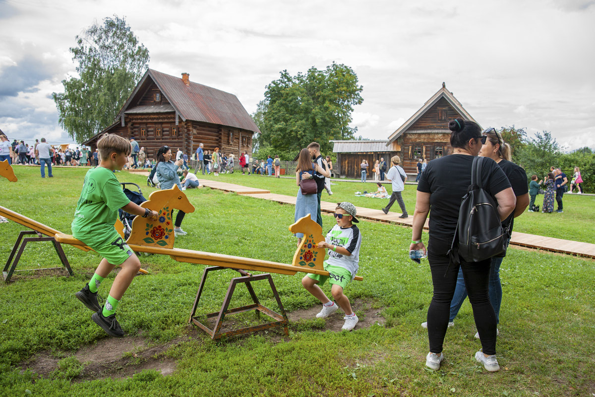 Празднику огурца в Суздале четверть века. За это время он превратился из локального события для своих в грандиозный фестиваль с мерчем, диджей-сетами, овощными деликатесами и толпами туристов из разных уголков страны. Бесплатный вход остался в прошлом — в этом году билет стоит от 1000 до 2500 рублей. В преддверии двухдневного пиршества с зеленым дресс-кодом «Ключ-Медиа» узнал, кто стоял у истоков ныне самого узнаваемого летнего ивента и каким его помнят суздальцы
