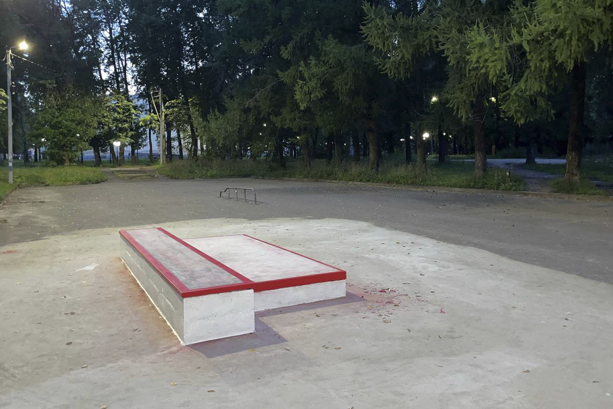 Во Владимире появится новый скейт-парк. Специальные фигуры займут свои места на пустующей территории между ДК Молодежи и школой № 21. Первую из них возвели уже в минувшие выходные. Занимаются строительством местные энтузиасты. «Ключ-Медиа» удалось на месте пообщаться с авторами нового DIY-проекта