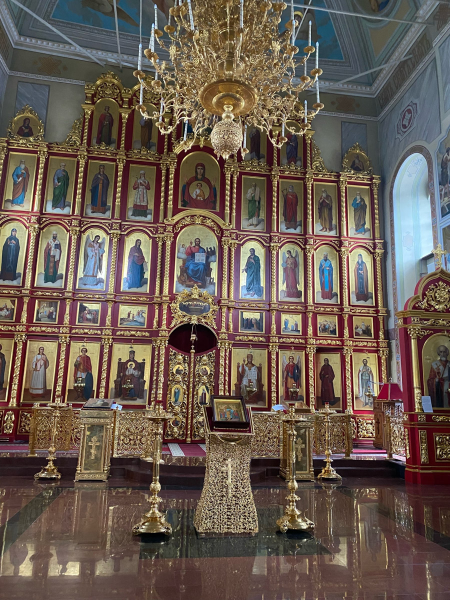 Казалось, Суздаль исхожен вдоль и поперек. Но если ехать по трассе в сторону Иванова, то слева внимание привлекает красивый храмовый комплекс, стоящий чуть поодаль от главных городских достопримечательностей. Это Михали — место интересное, нераскрученное, потому и ценное. Там расположена уникальная видовая точка. С колокольни можно полюбоваться панорамой музея под открытым небом с высоты птичьего полета, позвонить в колокола и вдоволь насладиться красотами древнего города.