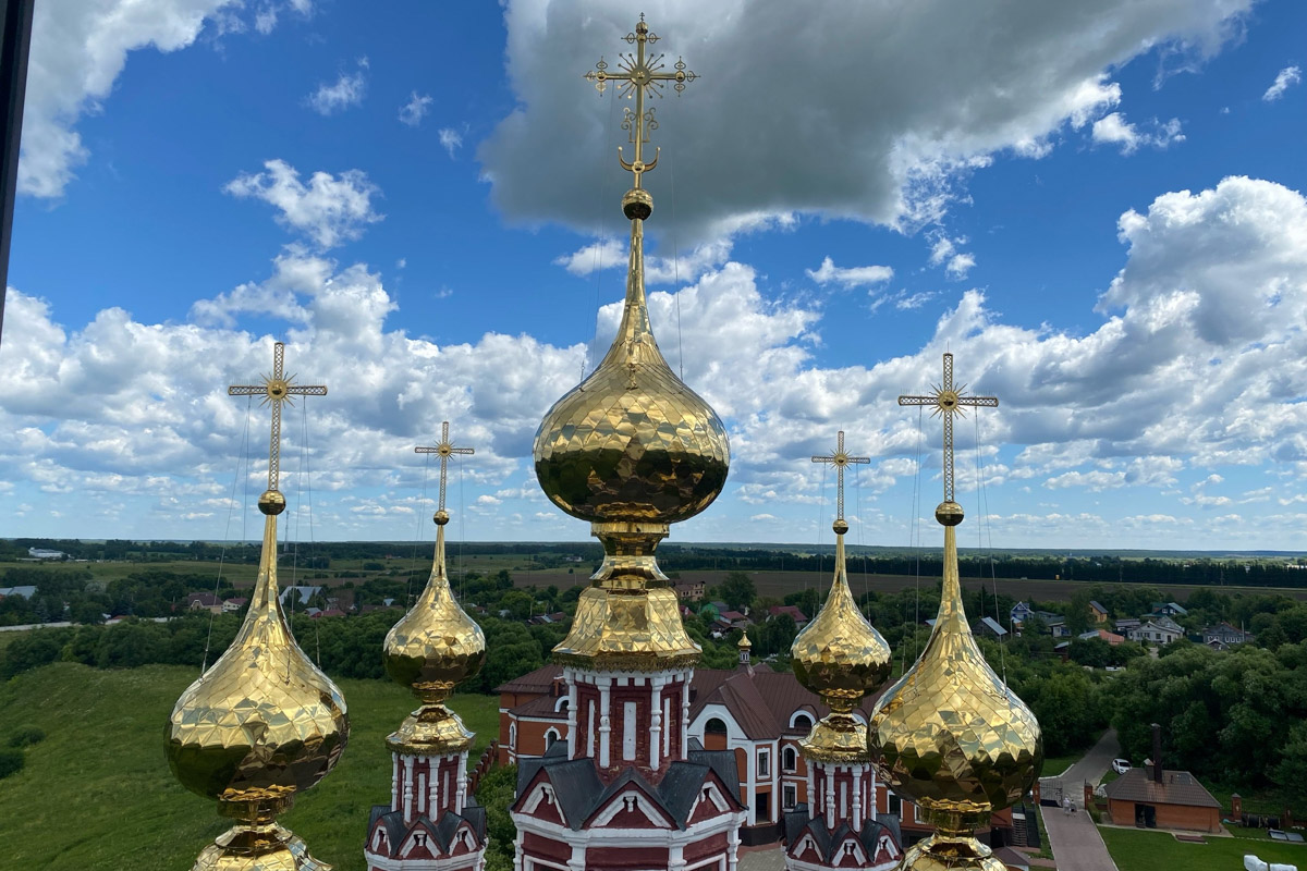 Казалось, Суздаль исхожен вдоль и поперек. Но если ехать по трассе в сторону Иванова, то слева внимание привлекает красивый храмовый комплекс, стоящий чуть поодаль от главных городских достопримечательностей. Это Михали — место интересное, нераскрученное, потому и ценное. Там расположена уникальная видовая точка. С колокольни можно полюбоваться панорамой музея под открытым небом с высоты птичьего полета, позвонить в колокола и вдоволь насладиться красотами древнего города.