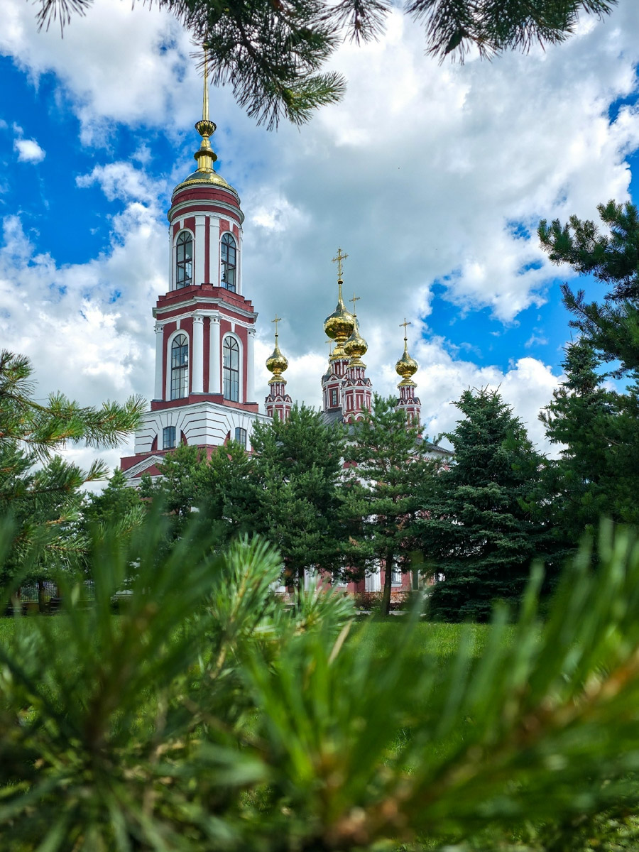 Казалось, Суздаль исхожен вдоль и поперек. Но если ехать по трассе в сторону Иванова, то слева внимание привлекает красивый храмовый комплекс, стоящий чуть поодаль от главных городских достопримечательностей. Это Михали — место интересное, нераскрученное, потому и ценное. Там расположена уникальная видовая точка. С колокольни можно полюбоваться панорамой музея под открытым небом с высоты птичьего полета, позвонить в колокола и вдоволь насладиться красотами древнего города.