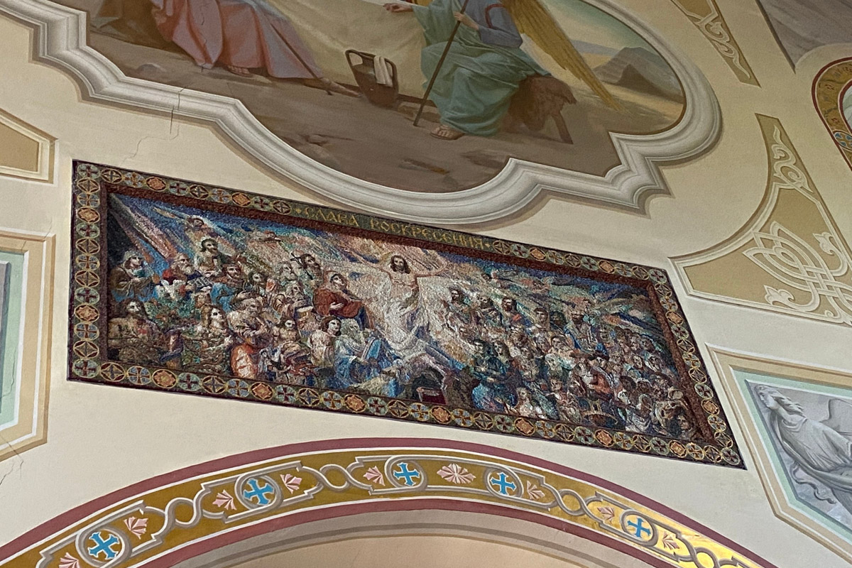 Казалось, Суздаль исхожен вдоль и поперек. Но если ехать по трассе в сторону Иванова, то слева внимание привлекает красивый храмовый комплекс, стоящий чуть поодаль от главных городских достопримечательностей. Это Михали — место интересное, нераскрученное, потому и ценное. Там расположена уникальная видовая точка. С колокольни можно полюбоваться панорамой музея под открытым небом с высоты птичьего полета, позвонить в колокола и вдоволь насладиться красотами древнего города.