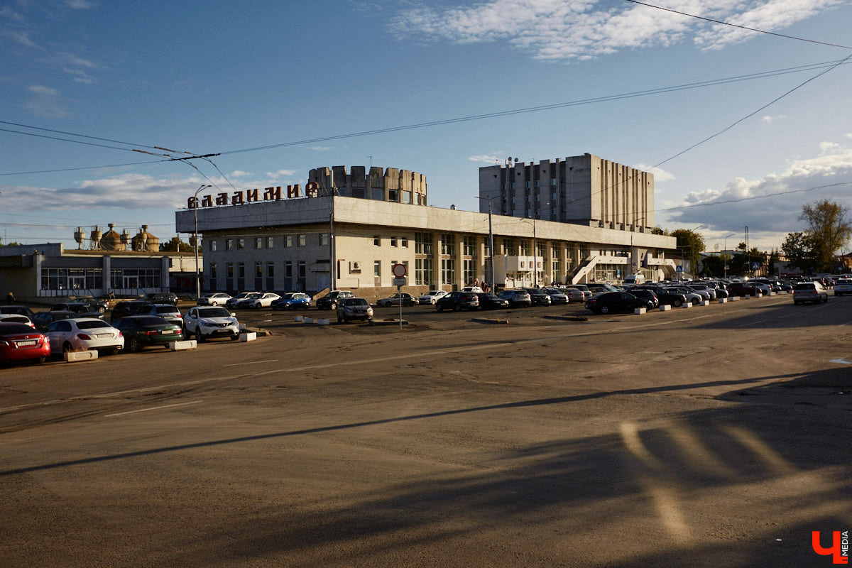 В общественном пространстве ГЭС на Нерли прошла лекция Айрата Багаутдинова — историка архитектуры, экскурсовода, руководителя российской просветительской компании «Глазами инженера». Вместе с экспертом «Ключ-Медиа» отыскал ответы на вопросы: как на крышу ДДюТ попали церковные апсиды, зачем многие здания 70-х годов во Владимире и Суздале отделали белым камнем и почему модернизм города-музея — это, скорее... антимодернизм.
