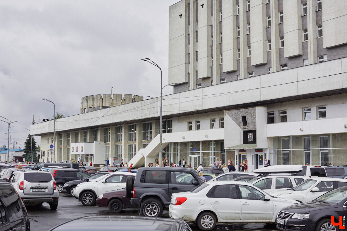 В общественном пространстве ГЭС на Нерли прошла лекция Айрата Багаутдинова — историка архитектуры, экскурсовода, руководителя российской просветительской компании «Глазами инженера». Вместе с экспертом «Ключ-Медиа» отыскал ответы на вопросы: как на крышу ДДюТ попали церковные апсиды, зачем многие здания 70-х годов во Владимире и Суздале отделали белым камнем и почему модернизм города-музея — это, скорее... антимодернизм.