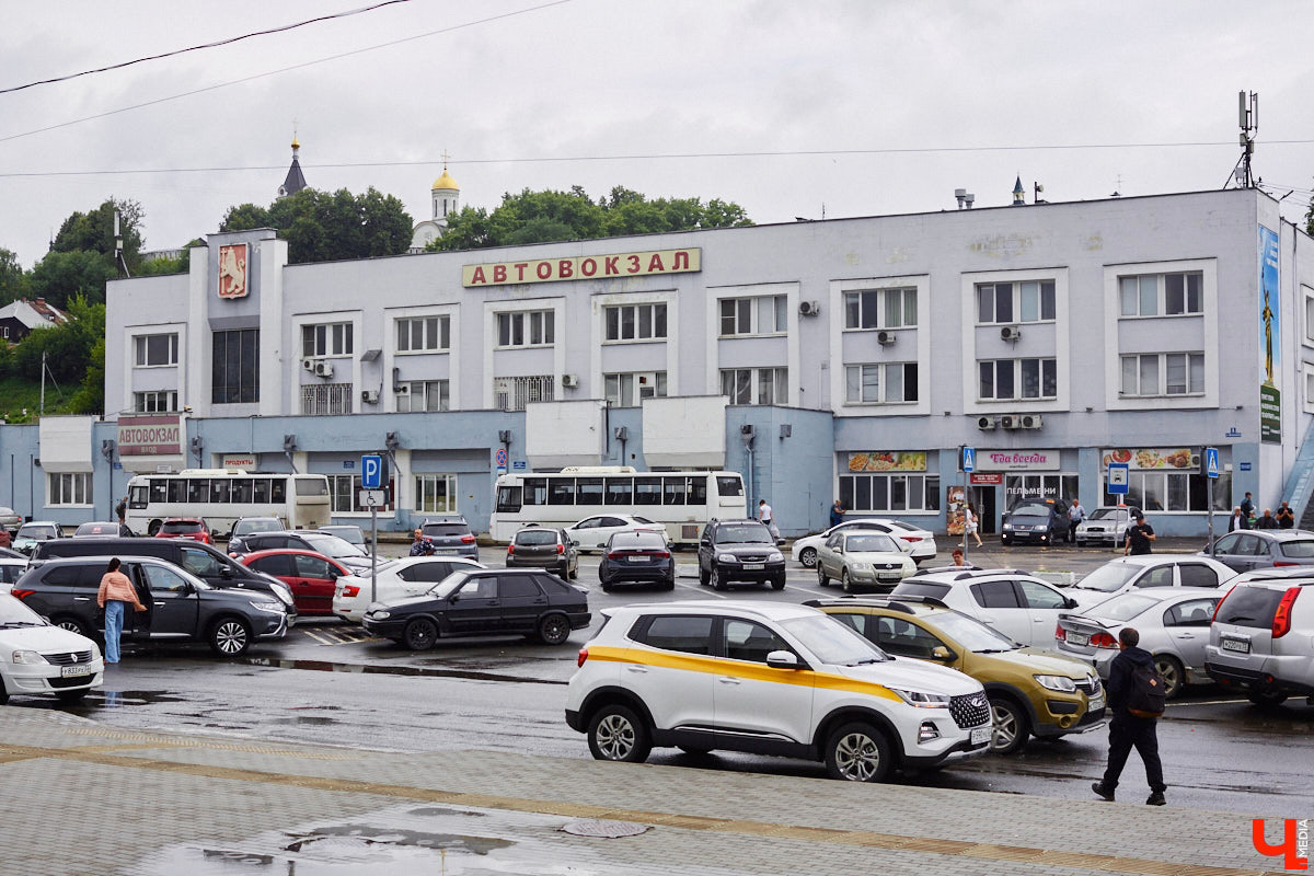 В общественном пространстве ГЭС на Нерли прошла лекция Айрата Багаутдинова — историка архитектуры, экскурсовода, руководителя российской просветительской компании «Глазами инженера». Вместе с экспертом «Ключ-Медиа» отыскал ответы на вопросы: как на крышу ДДюТ попали церковные апсиды, зачем многие здания 70-х годов во Владимире и Суздале отделали белым камнем и почему модернизм города-музея — это, скорее... антимодернизм.