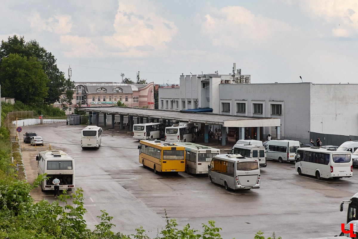 В общественном пространстве ГЭС на Нерли прошла лекция Айрата Багаутдинова — историка архитектуры, экскурсовода, руководителя российской просветительской компании «Глазами инженера». Вместе с экспертом «Ключ-Медиа» отыскал ответы на вопросы: как на крышу ДДюТ попали церковные апсиды, зачем многие здания 70-х годов во Владимире и Суздале отделали белым камнем и почему модернизм города-музея — это, скорее... антимодернизм.