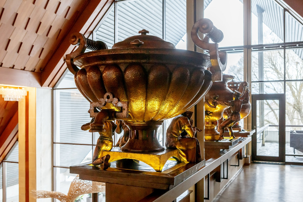 В общественном пространстве ГЭС на Нерли прошла лекция Айрата Багаутдинова — историка архитектуры, экскурсовода, руководителя российской просветительской компании «Глазами инженера». Вместе с экспертом «Ключ-Медиа» отыскал ответы на вопросы: как на крышу ДДюТ попали церковные апсиды, зачем многие здания 70-х годов во Владимире и Суздале отделали белым камнем и почему модернизм города-музея — это, скорее... антимодернизм.
