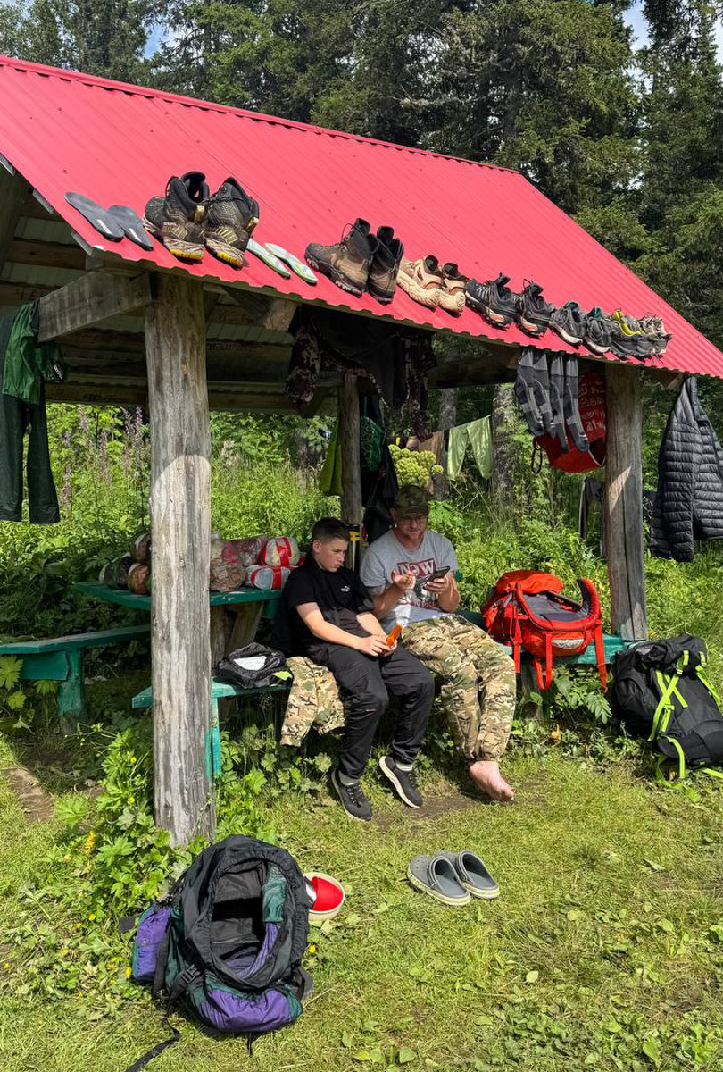Антонина Немчевская вместе с сыновьями отправилась в двухнедельный пеший поход по Уралу. Без связи, электричества, привычного комфорта, но с желанием проверить себя и своих парней на прочность. Путешествие оказалось тяжелым и физически, и морально, но в награду героиня получила обогатившие ее мышление инсайты.