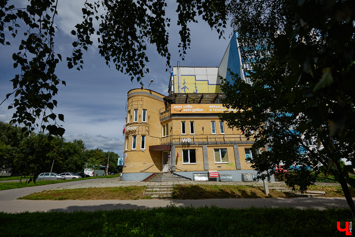 При желании и финансовых ресурсах в 33-м регионе можно купить уникальные объекты: усадьбу, бывший заводской цех, даже часть Боголюбовского луга. В нашем обзоре лоты поскромнее, однако при должном внимании они могут превратиться в важные городские точки притяжения. Сейчас в поисках хозяев находятся четыре владимирских здания, мимо которых ежедневно проходят сотни людей.