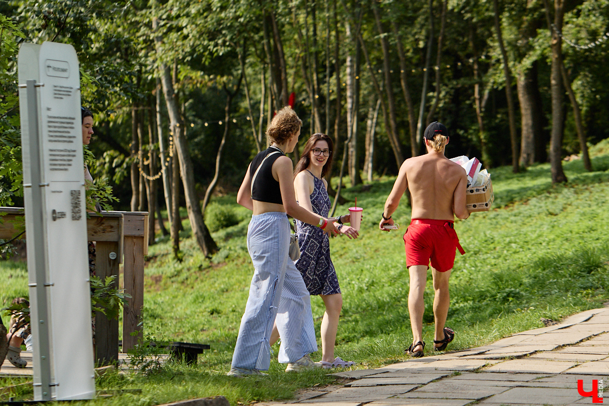 Три дня – с 7 по 9 августа – на возрождаемой турбазе в Собинском районе гремел фестиваль «Круто». Яркое событие проходит уже третий год подряд, и на этот раз там побывал «Ключ-Медиа». Мы прогулялись по территории, сделали запоминающиеся кадры и пообщались с участниками ивента, среди которых оказался главный идеолог проекта Алексей Ольховой