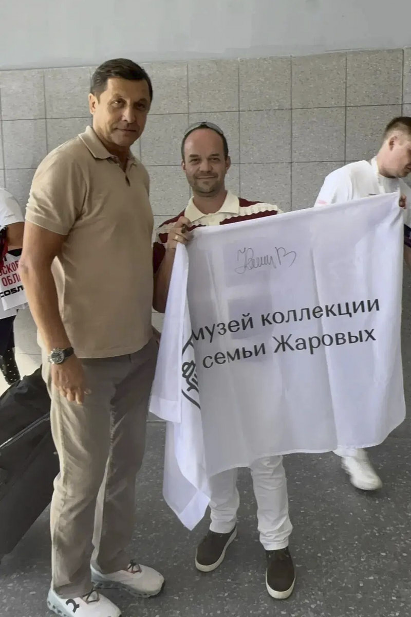 Деревообработчики из Суздальского района увековечили достижение хоккеиста Александра Овечкина: весной 2025 года нападающий забил 895-ю шайбу и превзошел рекорд Уэйна Гретцки. В честь такого события отец и сын Жаровы изготовили эксклюзивный стол, который лично вручили лучшему снайперу в истории НХЛ