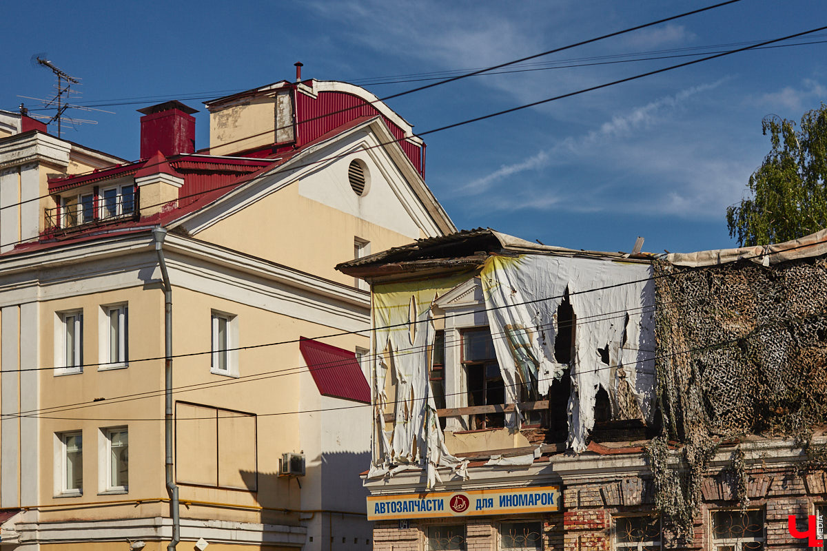 Количество исторических зданий в центре Владимира сокращается пугающими темпами. В июне мы потеряли «старожила» на Княгининской, теперь готов исчезнуть особняк дореволюционной постройки на Большой Московской. Местные специалисты считают, что решение «стереть его из памяти», к которому у нас прибегают в большинстве случаев, нельзя назвать взвешенным