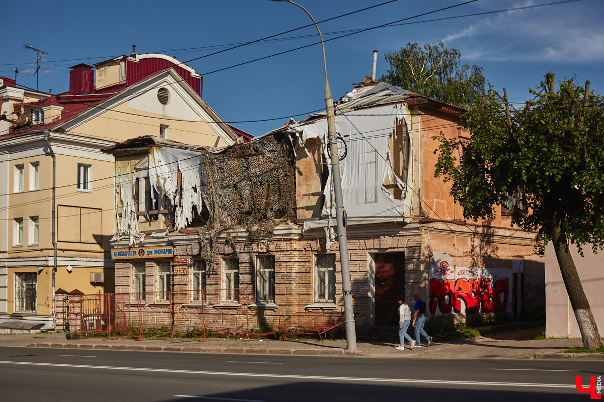 Количество исторических зданий в центре Владимира сокращается пугающими темпами. В июне мы потеряли «старожила» на Княгининской, теперь готов исчезнуть особняк дореволюционной постройки на Большой Московской. Местные специалисты считают, что решение «стереть его из памяти», к которому у нас прибегают в большинстве случаев, нельзя назвать взвешенным