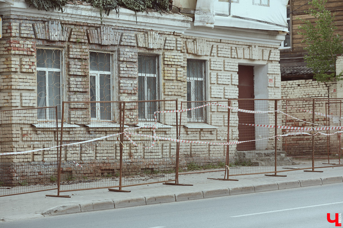 Количество исторических зданий в центре Владимира сокращается пугающими темпами. В июне мы потеряли «старожила» на Княгининской, теперь готов исчезнуть особняк дореволюционной постройки на Большой Московской. Местные специалисты считают, что решение «стереть его из памяти», к которому у нас прибегают в большинстве случаев, нельзя назвать взвешенным
