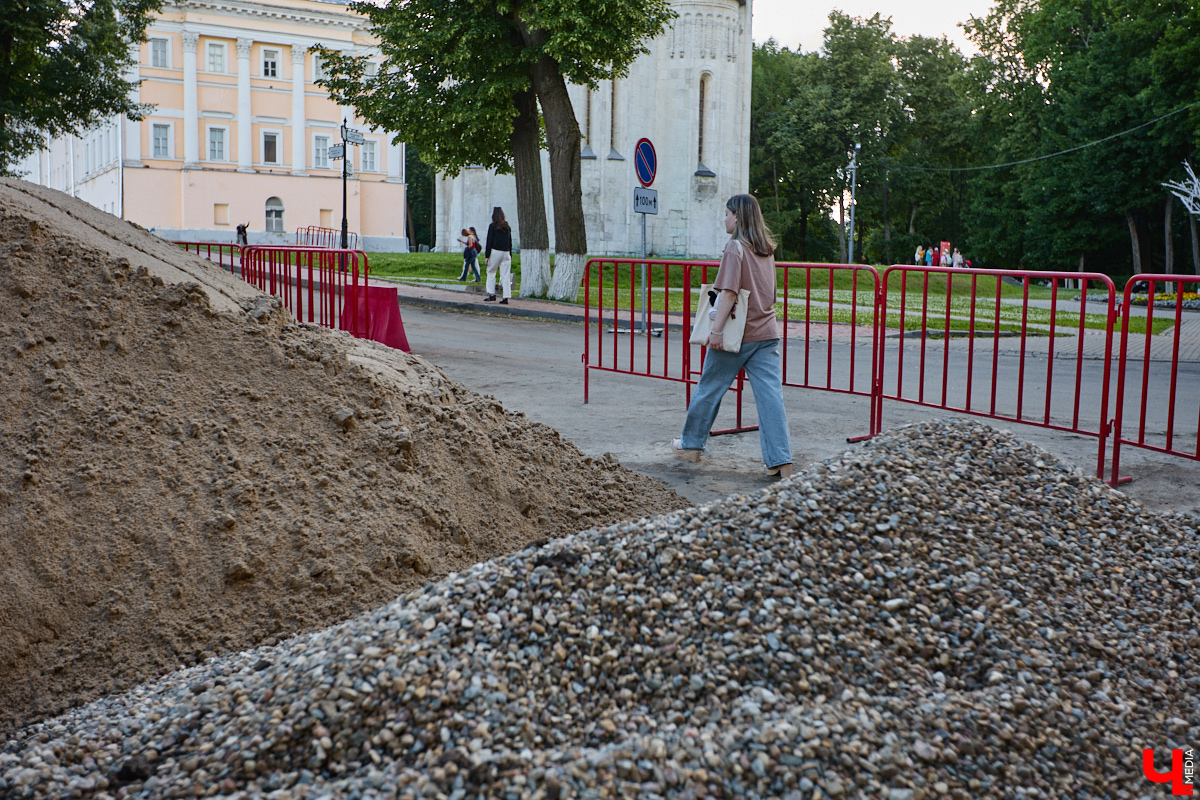 В Сети завирусились видеоролики путешественников, приехавших в областную столицу в 2026-м и заставших на улицах исторического центра многочисленные строительные леса. Гид Татьяна Быкова уверена: город стоит изучать глубже, а не судить лишь по традиционным туристическим тропам. Она составила маршрут по нетипичному Владимиру, по которому мы с удовольствием прогулялись