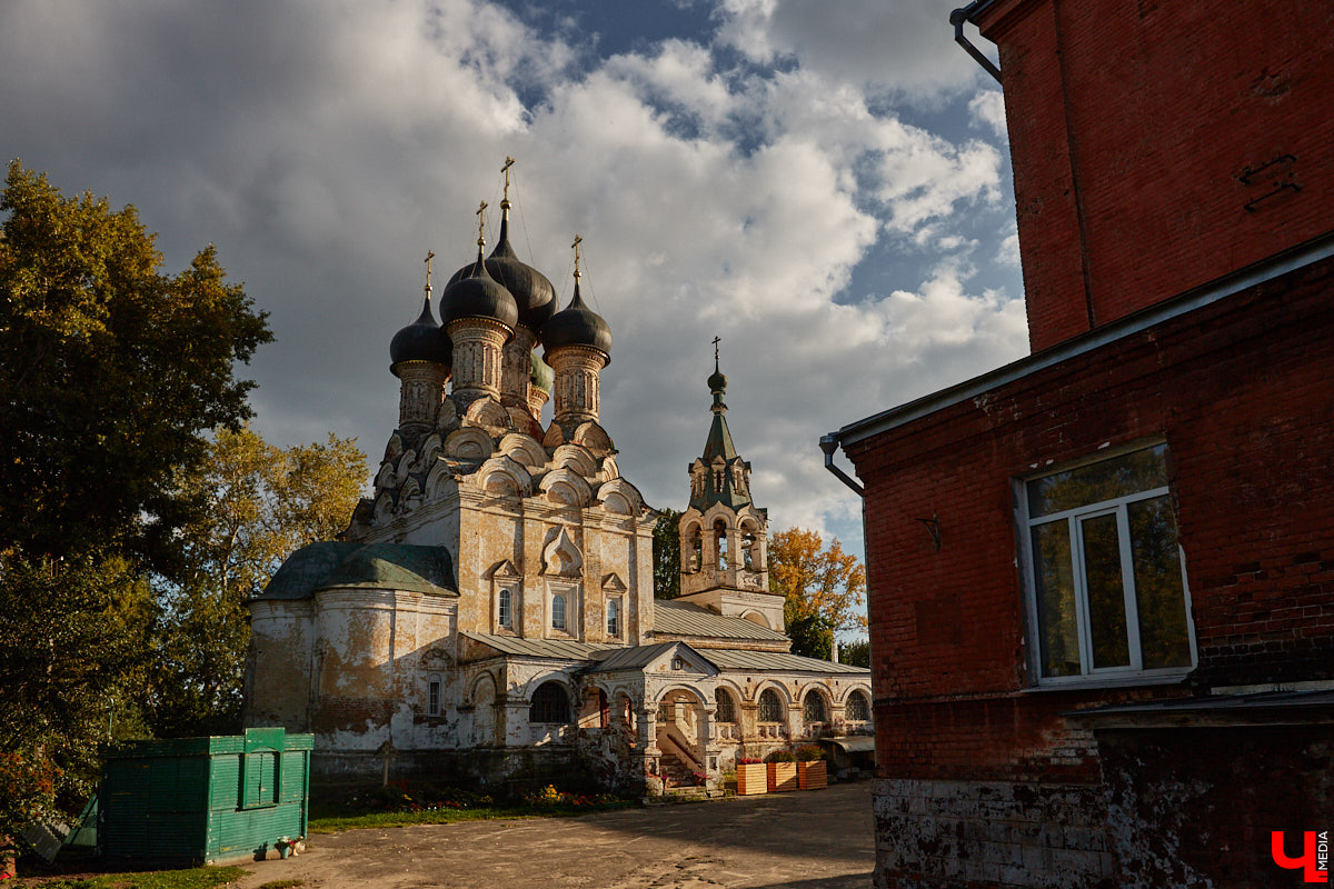 В Сети завирусились видеоролики путешественников, приехавших в областную столицу в 2026-м и заставших на улицах исторического центра многочисленные строительные леса. Гид Татьяна Быкова уверена: город стоит изучать глубже, а не судить лишь по традиционным туристическим тропам. Она составила маршрут по нетипичному Владимиру, по которому мы с удовольствием прогулялись