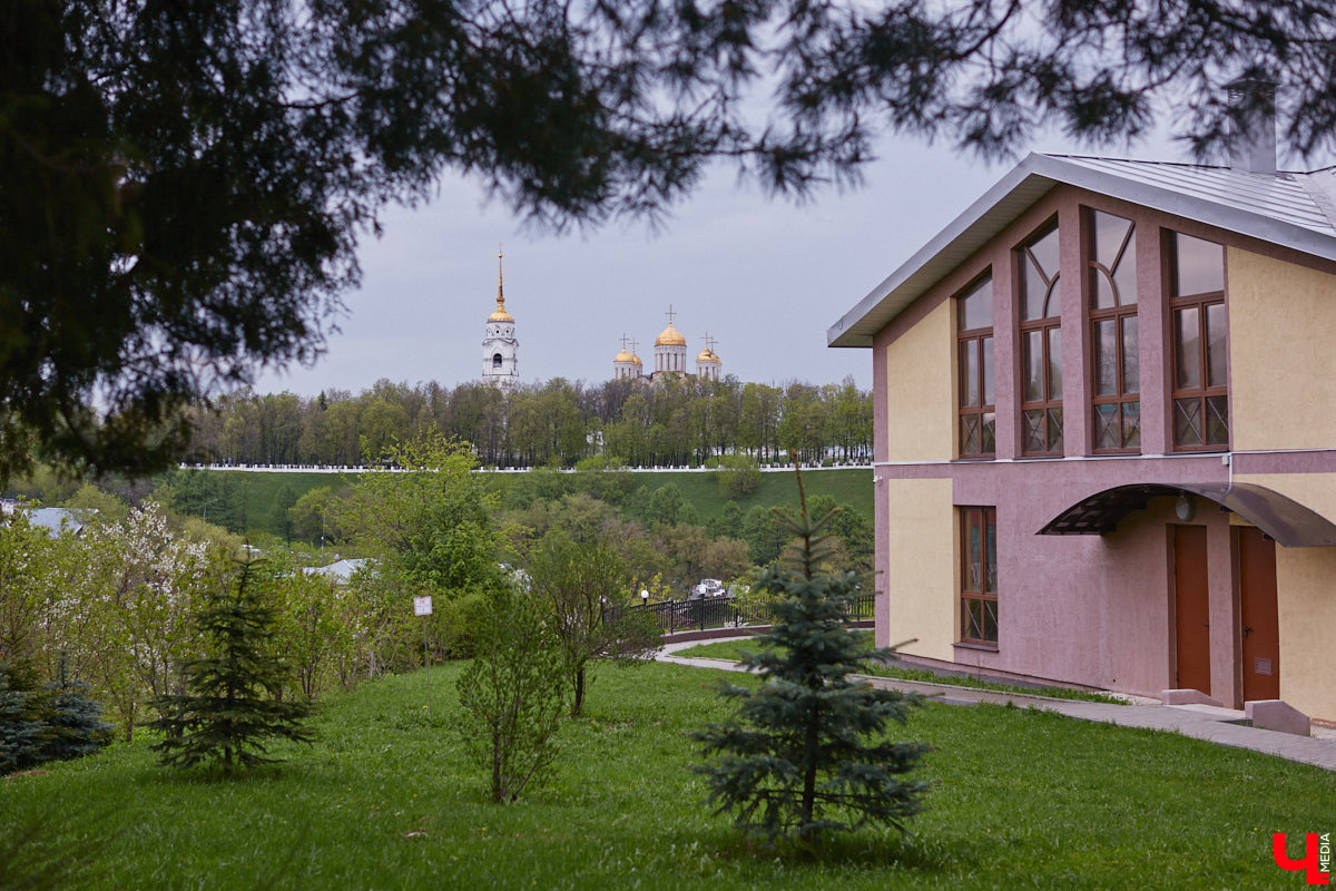 В Сети завирусились видеоролики путешественников, приехавших в областную столицу в 2026-м и заставших на улицах исторического центра многочисленные строительные леса. Гид Татьяна Быкова уверена: город стоит изучать глубже, а не судить лишь по традиционным туристическим тропам. Она составила маршрут по нетипичному Владимиру, по которому мы с удовольствием прогулялись