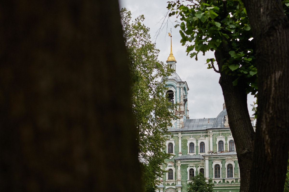 В Сети завирусились видеоролики путешественников, приехавших в областную столицу в 2026-м и заставших на улицах исторического центра многочисленные строительные леса. Гид Татьяна Быкова уверена: город стоит изучать глубже, а не судить лишь по традиционным туристическим тропам. Она составила маршрут по нетипичному Владимиру, по которому мы с удовольствием прогулялись