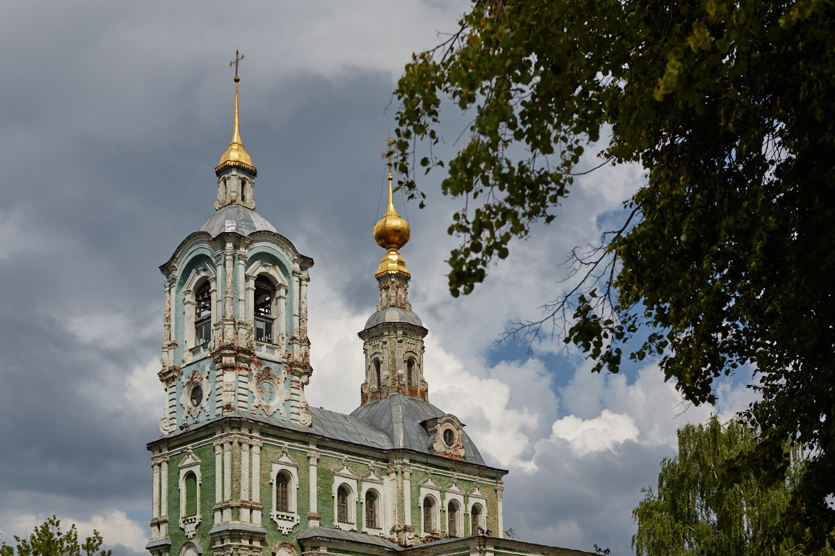 В Сети завирусились видеоролики путешественников, приехавших в областную столицу в 2026-м и заставших на улицах исторического центра многочисленные строительные леса. Гид Татьяна Быкова уверена: город стоит изучать глубже, а не судить лишь по традиционным туристическим тропам. Она составила маршрут по нетипичному Владимиру, по которому мы с удовольствием прогулялись