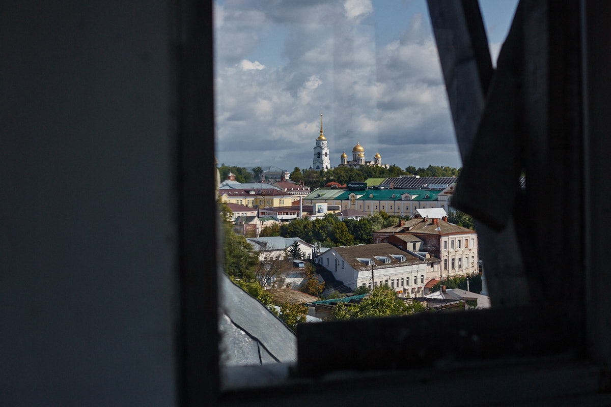 В Сети завирусились видеоролики путешественников, приехавших в областную столицу в 2026-м и заставших на улицах исторического центра многочисленные строительные леса. Гид Татьяна Быкова уверена: город стоит изучать глубже, а не судить лишь по традиционным туристическим тропам. Она составила маршрут по нетипичному Владимиру, по которому мы с удовольствием прогулялись