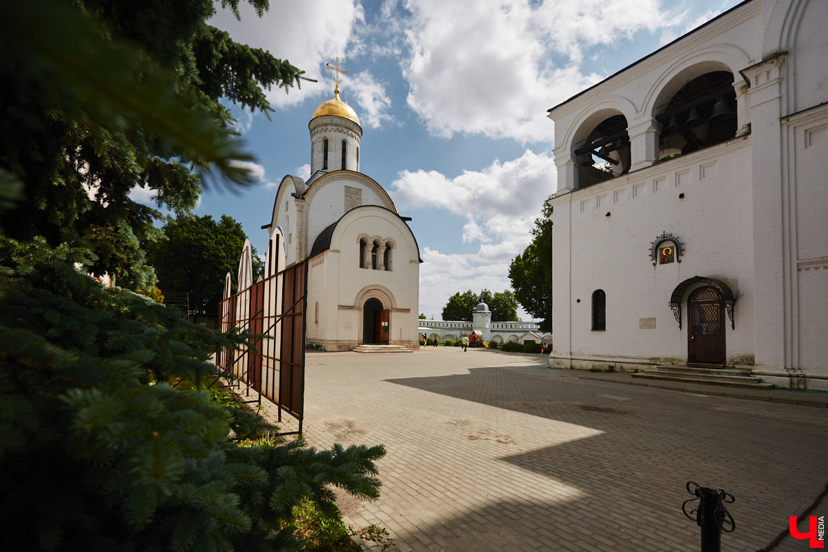 В Сети завирусились видеоролики путешественников, приехавших в областную столицу в 2026-м и заставших на улицах исторического центра многочисленные строительные леса. Гид Татьяна Быкова уверена: город стоит изучать глубже, а не судить лишь по традиционным туристическим тропам. Она составила маршрут по нетипичному Владимиру, по которому мы с удовольствием прогулялись