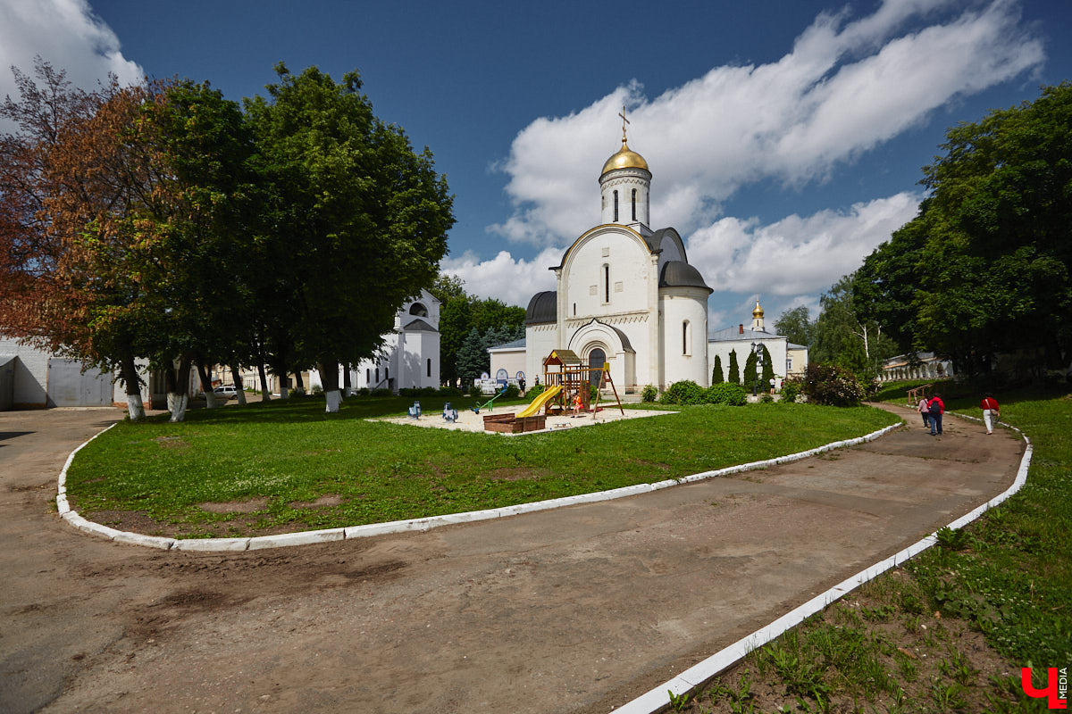 В Сети завирусились видеоролики путешественников, приехавших в областную столицу в 2026-м и заставших на улицах исторического центра многочисленные строительные леса. Гид Татьяна Быкова уверена: город стоит изучать глубже, а не судить лишь по традиционным туристическим тропам. Она составила маршрут по нетипичному Владимиру, по которому мы с удовольствием прогулялись