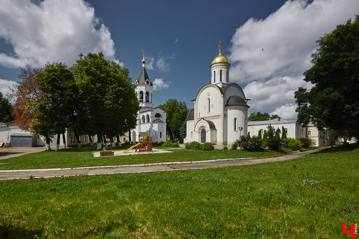 В Сети завирусились видеоролики путешественников, приехавших в областную столицу в 2026-м и заставших на улицах исторического центра многочисленные строительные леса. Гид Татьяна Быкова уверена: город стоит изучать глубже, а не судить лишь по традиционным туристическим тропам. Она составила маршрут по нетипичному Владимиру, по которому мы с удовольствием прогулялись