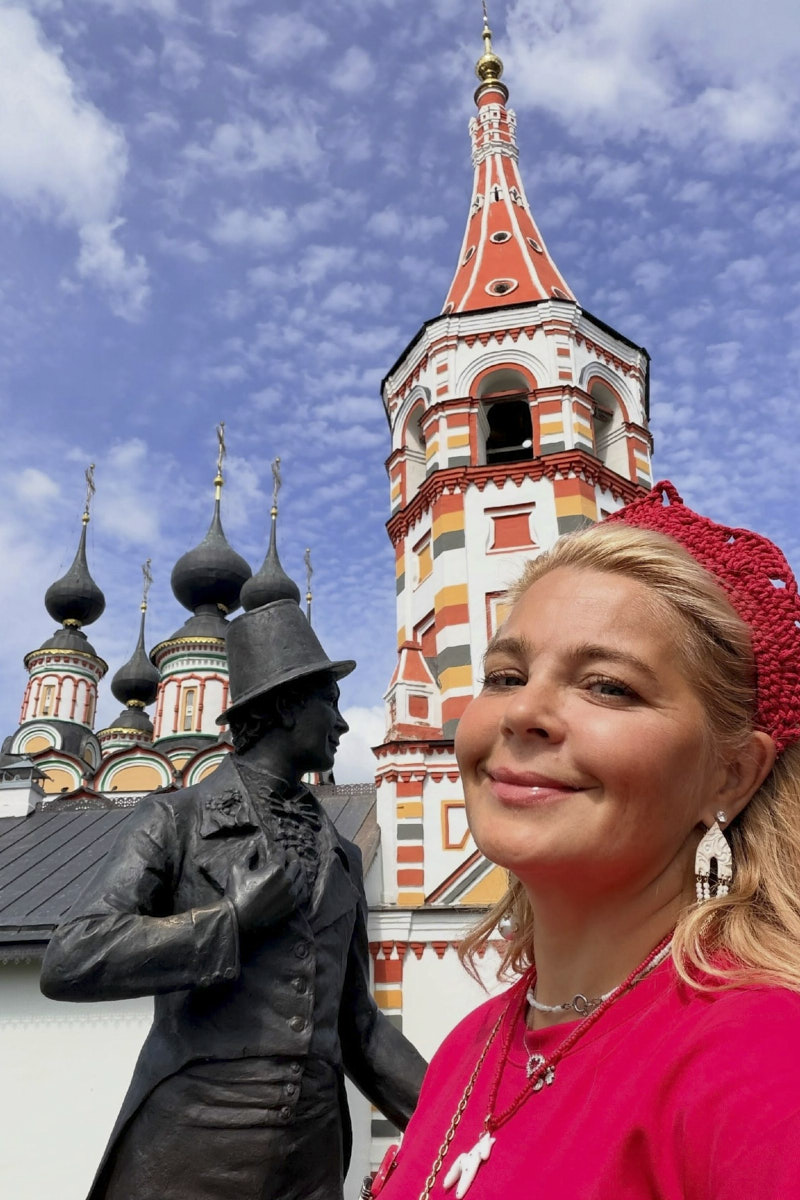 Суздаль остается в центре внимания российских звезд. Пока журналист Сергей Минаев изучает местные земли для своего нового проекта, другие селебрити приезжают насладиться аутентичной атмосферой и горизонтом. Впрочем, не обходят стороной известные люди и Владимир. Конец лета был богат на особенных гостей, замеченных в 33-м регионе