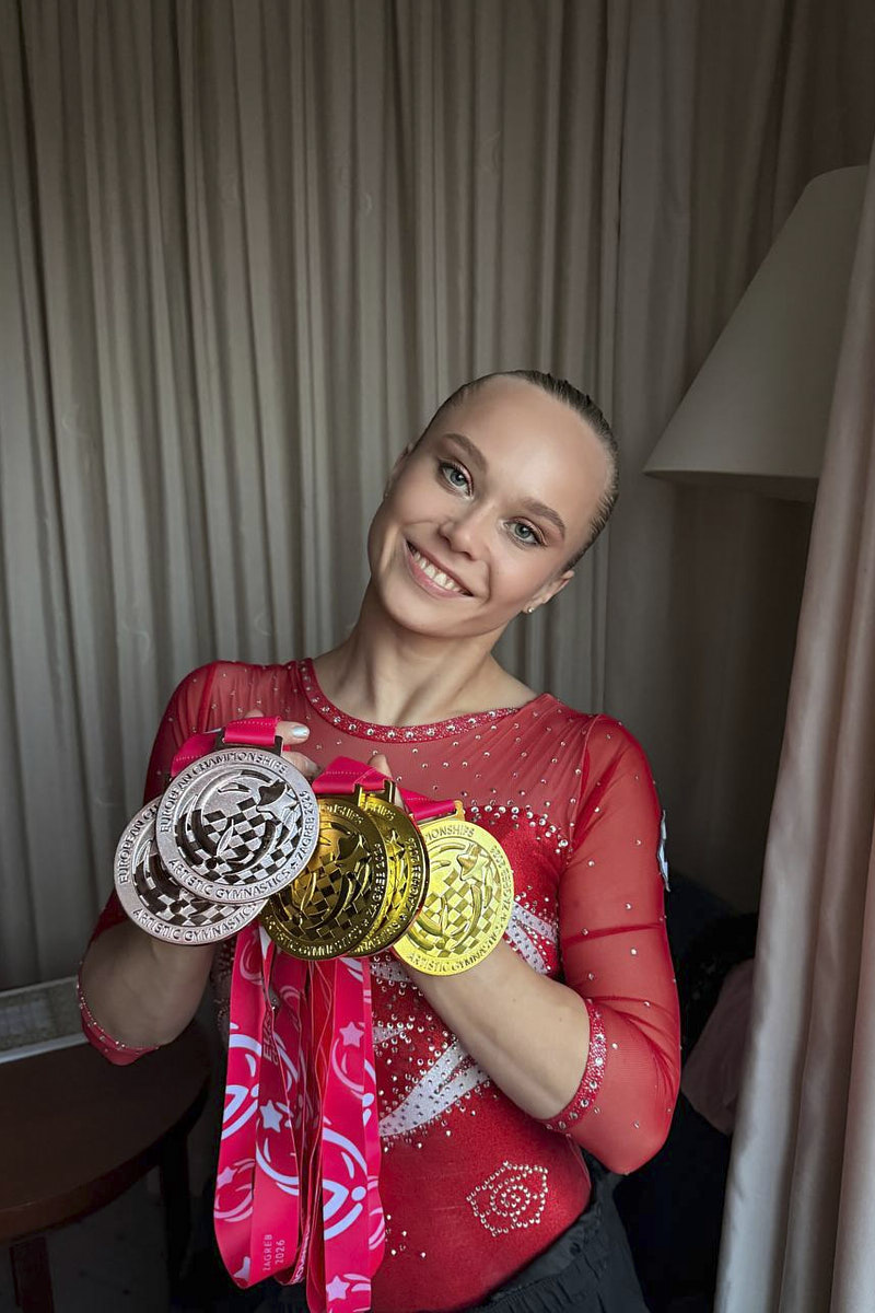 Ровно неделю назад Ангелина Мельникова, которая представляет Владимирскую и Воронежскую области в спортивной гимнастике, вновь блестяще выступила на международной арене. В Хорватии она пополнила свою коллекцию тремя золотыми и двумя бронзовыми медалями, подтвердив титул абсолютной чемпионки. Кроме нее на этих же соревнованиях отличились и наши юниорки