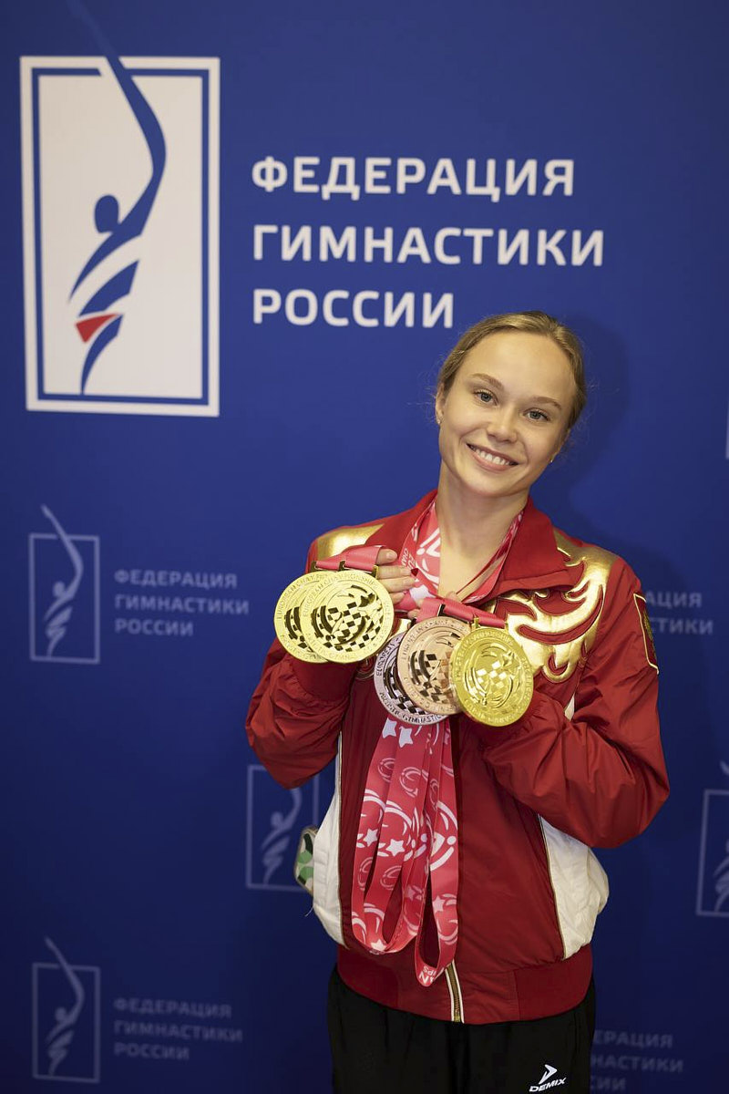 Ровно неделю назад Ангелина Мельникова, которая представляет Владимирскую и Воронежскую области в спортивной гимнастике, вновь блестяще выступила на международной арене. В Хорватии она пополнила свою коллекцию тремя золотыми и двумя бронзовыми медалями, подтвердив титул абсолютной чемпионки. Кроме нее на этих же соревнованиях отличились и наши юниорки
