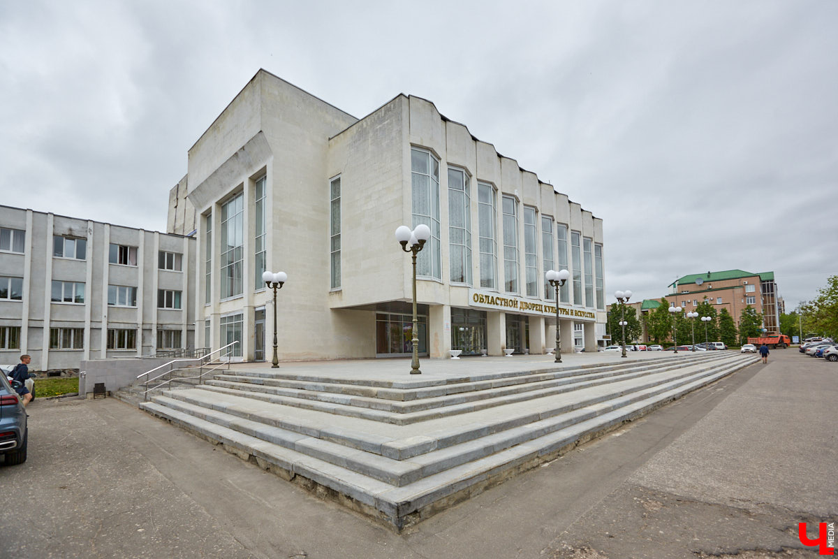 Совсем скоро Владимиру стукнет 1036 год! Цифра внушительная, но отмечать ее жители будут без размаха. В программе торжественных мероприятий не оказалось традиционного салюта. Однако празднование, которое продлится аж четыре дня, и без того наполнено интересными событиями. Чего только стоят бесплатные концерты Стаса Костюшкина и четы Макарских! Что еще приготовили для владимирцев – читайте в нашем материале