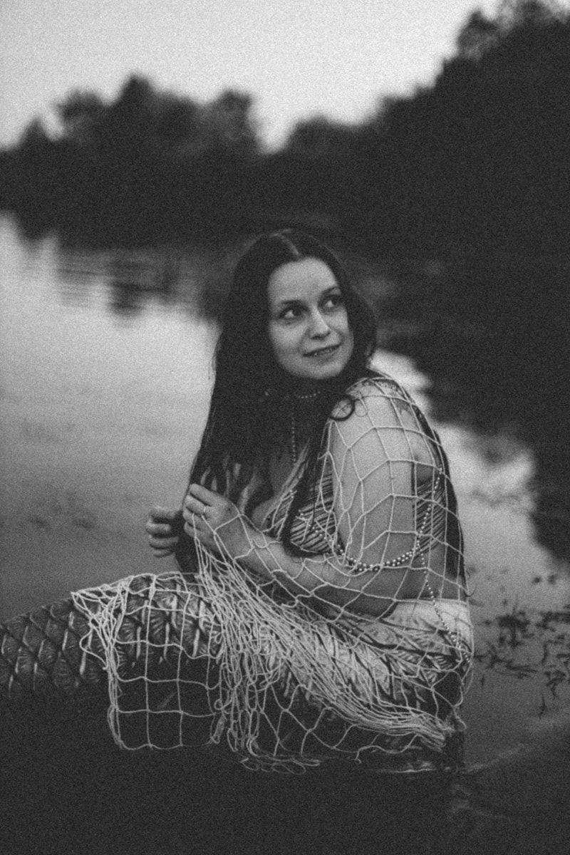 Владимирский фотограф Екатерина Лебедь известна своими креативными фотосессиями. Кадры с ретровайбами? Запросто! Ожившие карты Таро? Без проблем! На сей раз герои ее объектива превратились в русалок, ведьм и фей