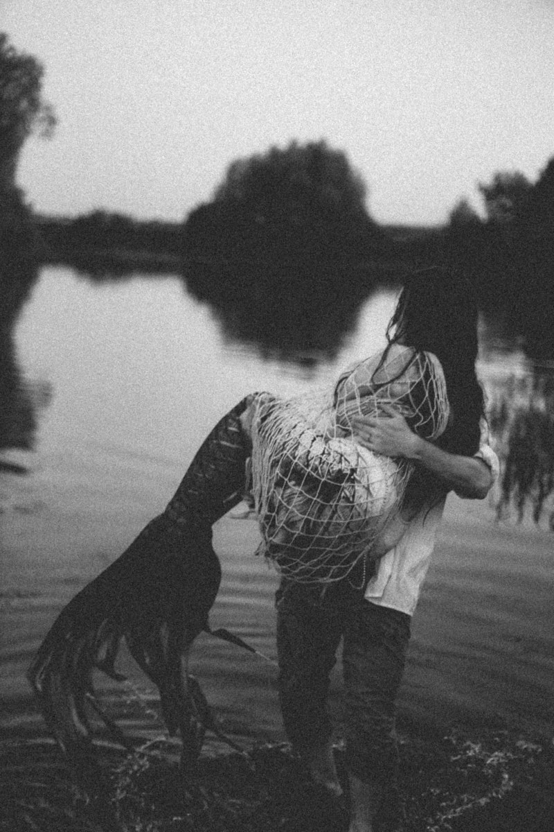 Владимирский фотограф Екатерина Лебедь известна своими креативными фотосессиями. Кадры с ретровайбами? Запросто! Ожившие карты Таро? Без проблем! На сей раз герои ее объектива превратились в русалок, ведьм и фей