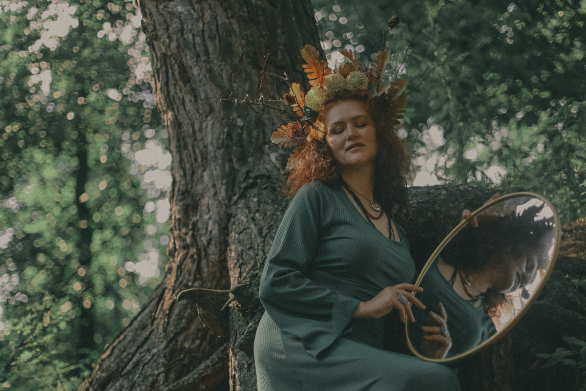 Владимирский фотограф Екатерина Лебедь известна своими креативными фотосессиями. Кадры с ретровайбами? Запросто! Ожившие карты Таро? Без проблем! На сей раз герои ее объектива превратились в русалок, ведьм и фей