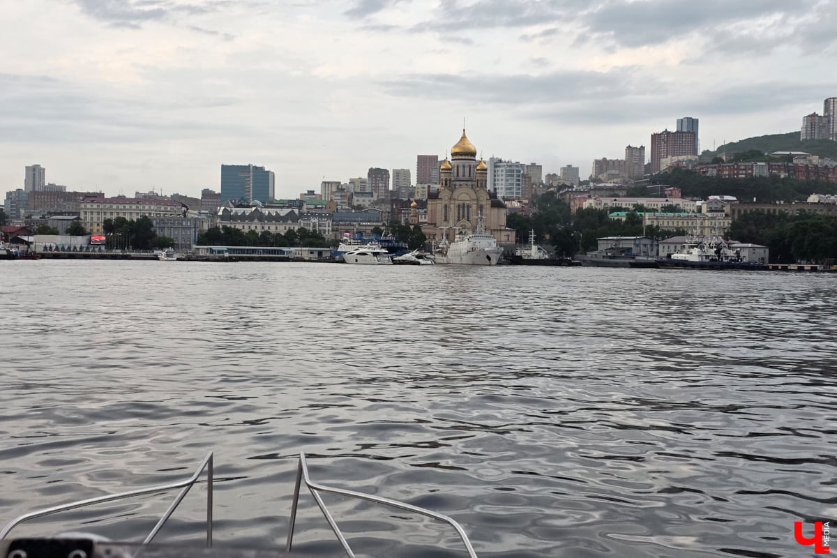 Побывать в Азии, слетать на Мальдивы, оказаться в бухте Золотой Рог, переместиться в Калифорнию и прогуляться по скандинавским фьордам… Звучит почти как кругосветка, а на деле это просто путешествие во Владивосток. И, поверьте, преувеличений здесь нет. Лично убедились в этом совсем недавно и теперь делимся впечатлениями