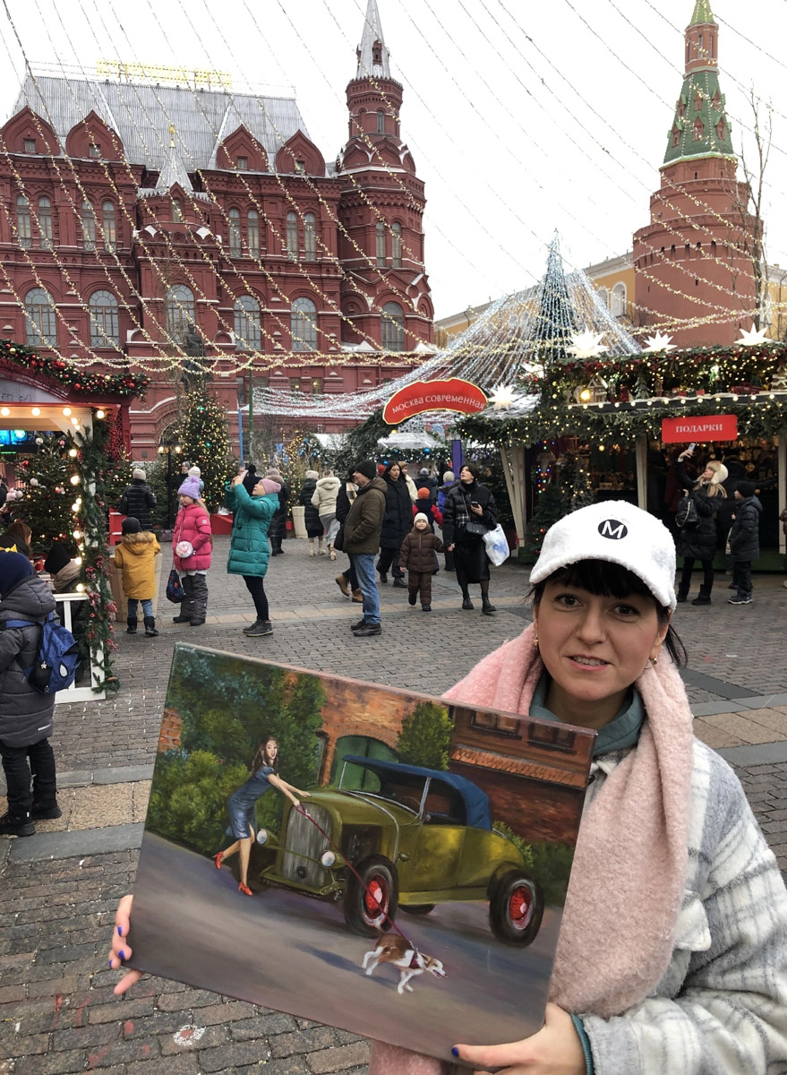 Только мы будто бы пережили бензиновый коллапс, как местные заправки опять стоят с нулями на информационных стелах, а водители вновь ищут способы развлечь себя в очередях за топливом. Владимирская художница Марина Прозоровская, тоже оказавшись в западне, взяла и устроила мини-выставку для скучающих автомобилистов.