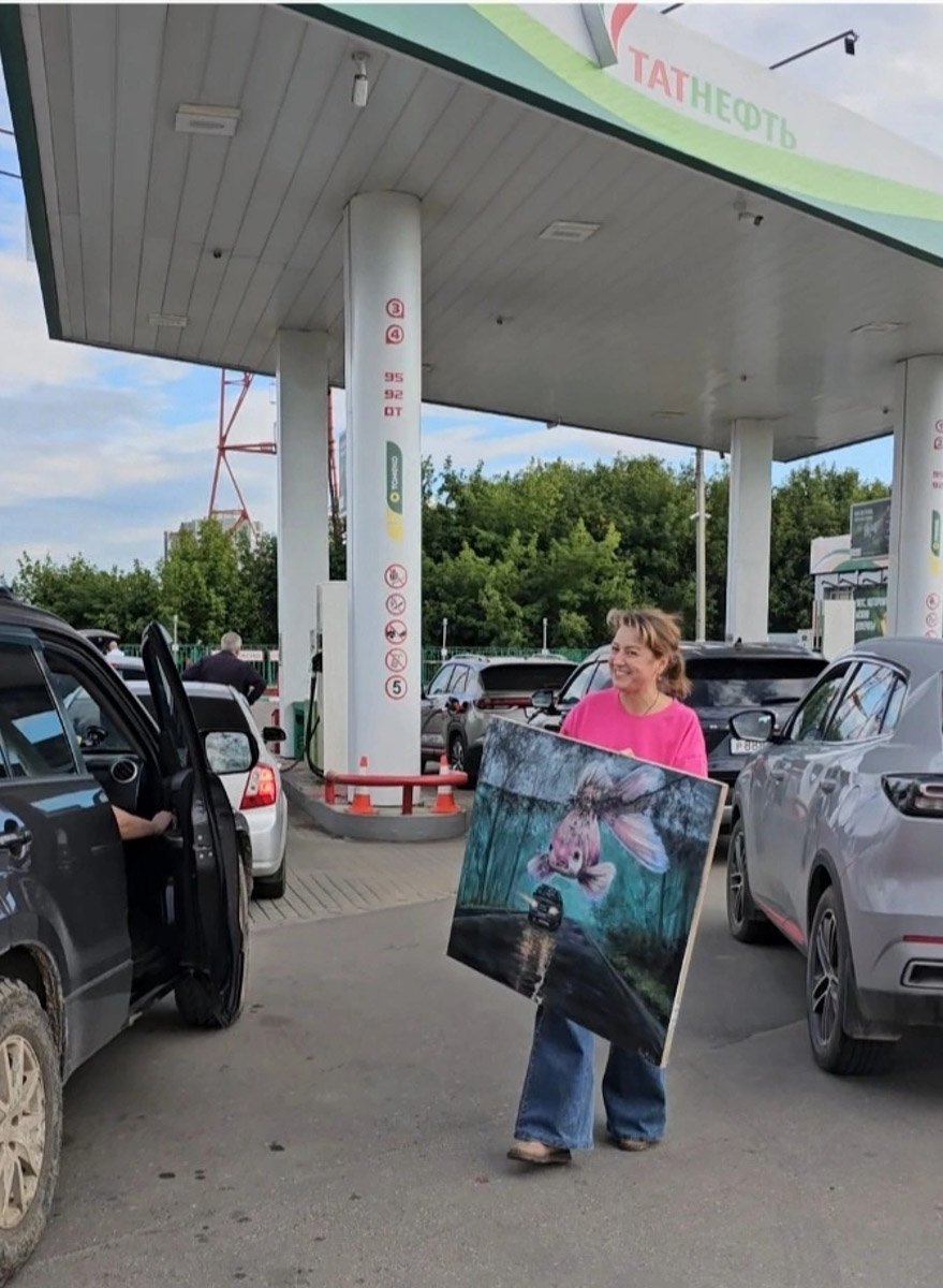 Только мы будто бы пережили бензиновый коллапс, как местные заправки опять стоят с нулями на информационных стелах, а водители вновь ищут способы развлечь себя в очередях за топливом. Владимирская художница Марина Прозоровская, тоже оказавшись в западне, взяла и устроила мини-выставку для скучающих автомобилистов.