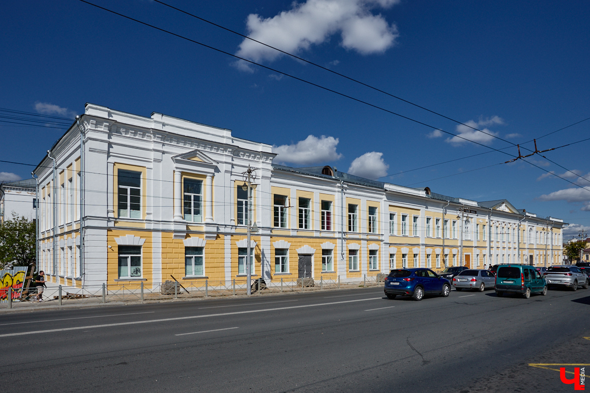 Ядро Владимира меняется буквально на глазах. Не успели освободить от строительных лесов обновленную школу № 1, как тут же занялись благоустройством здания кинотеатра «Художественный» и заменой плитки на тротуарах.