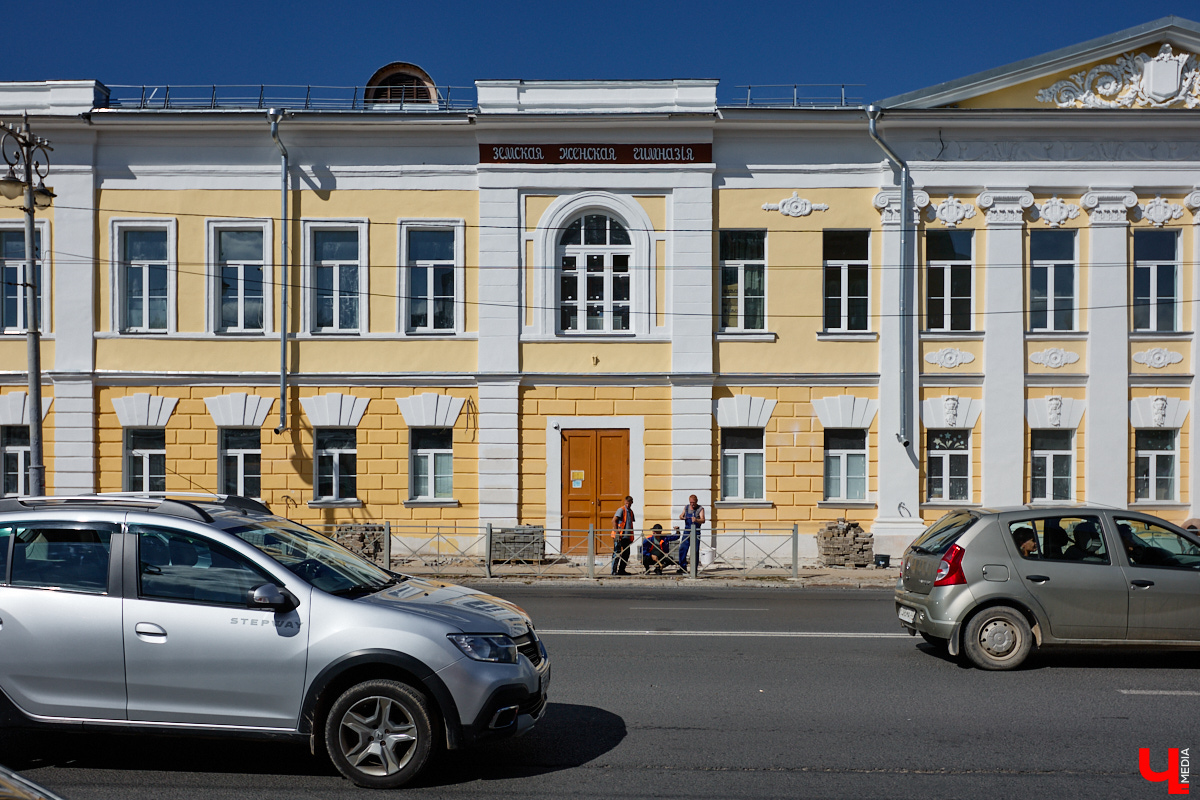 Ядро Владимира меняется буквально на глазах. Не успели освободить от строительных лесов обновленную школу № 1, как тут же занялись благоустройством здания кинотеатра «Художественный» и заменой плитки на тротуарах.