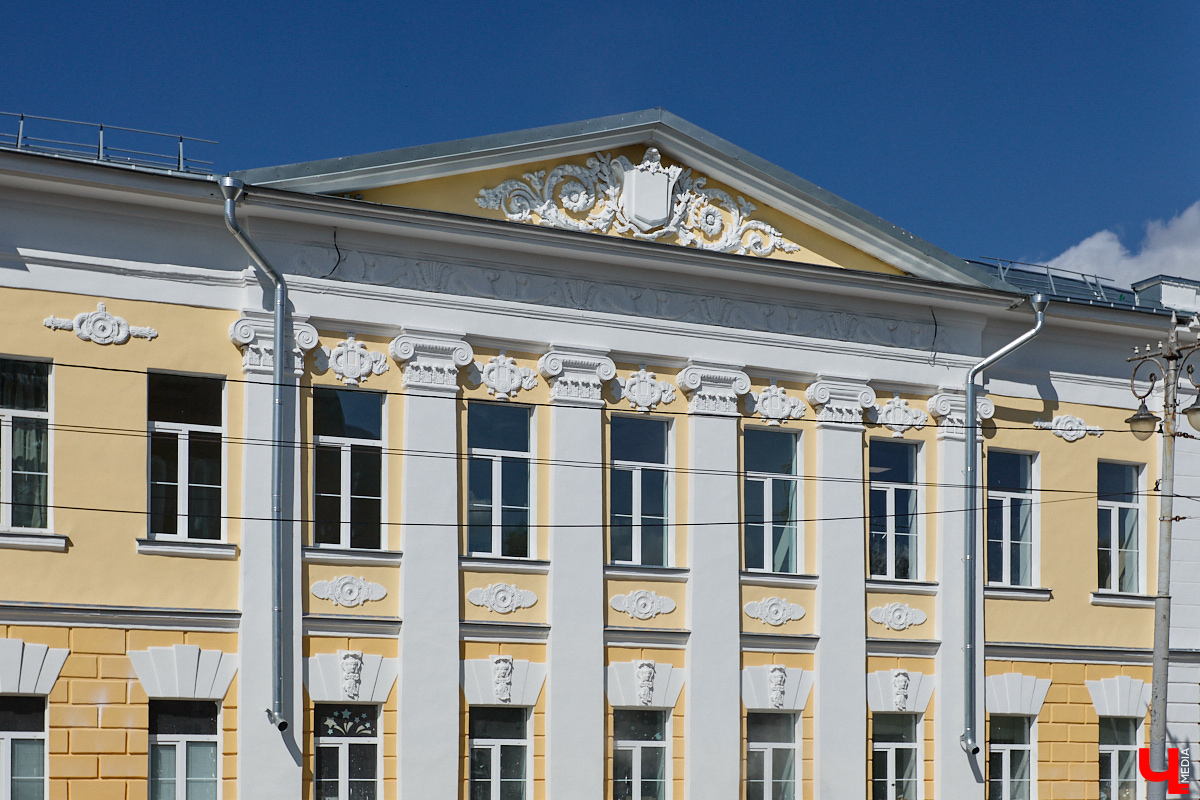 Ядро Владимира меняется буквально на глазах. Не успели освободить от строительных лесов обновленную школу № 1, как тут же занялись благоустройством здания кинотеатра «Художественный» и заменой плитки на тротуарах.