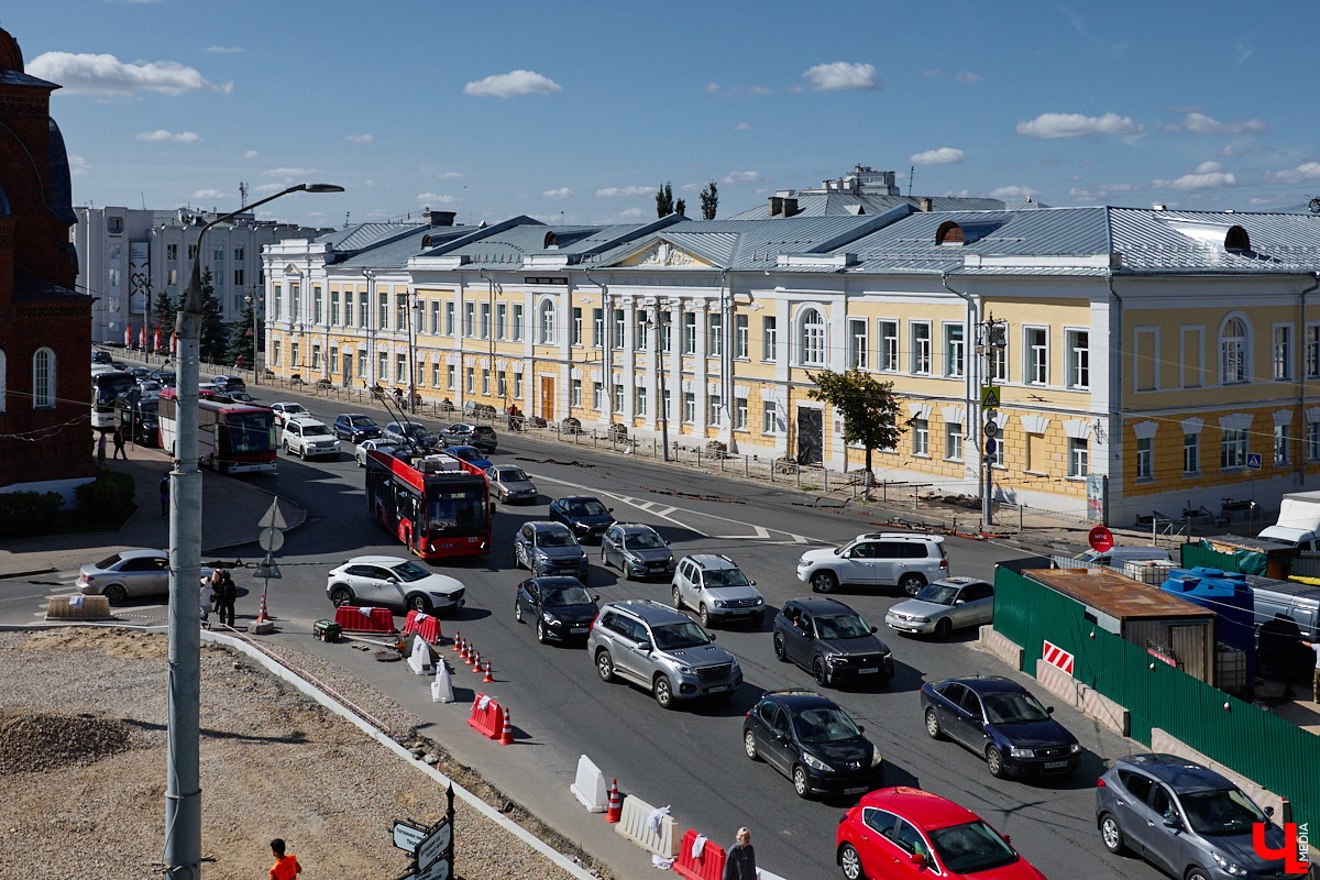 Ядро Владимира меняется буквально на глазах. Не успели освободить от строительных лесов обновленную школу № 1, как тут же занялись благоустройством здания кинотеатра «Художественный» и заменой плитки на тротуарах.