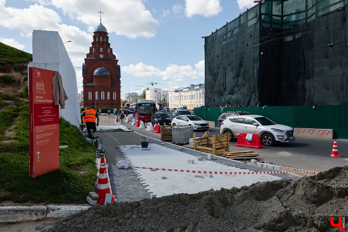 Ядро Владимира меняется буквально на глазах. Не успели освободить от строительных лесов обновленную школу № 1, как тут же занялись благоустройством здания кинотеатра «Художественный» и заменой плитки на тротуарах.