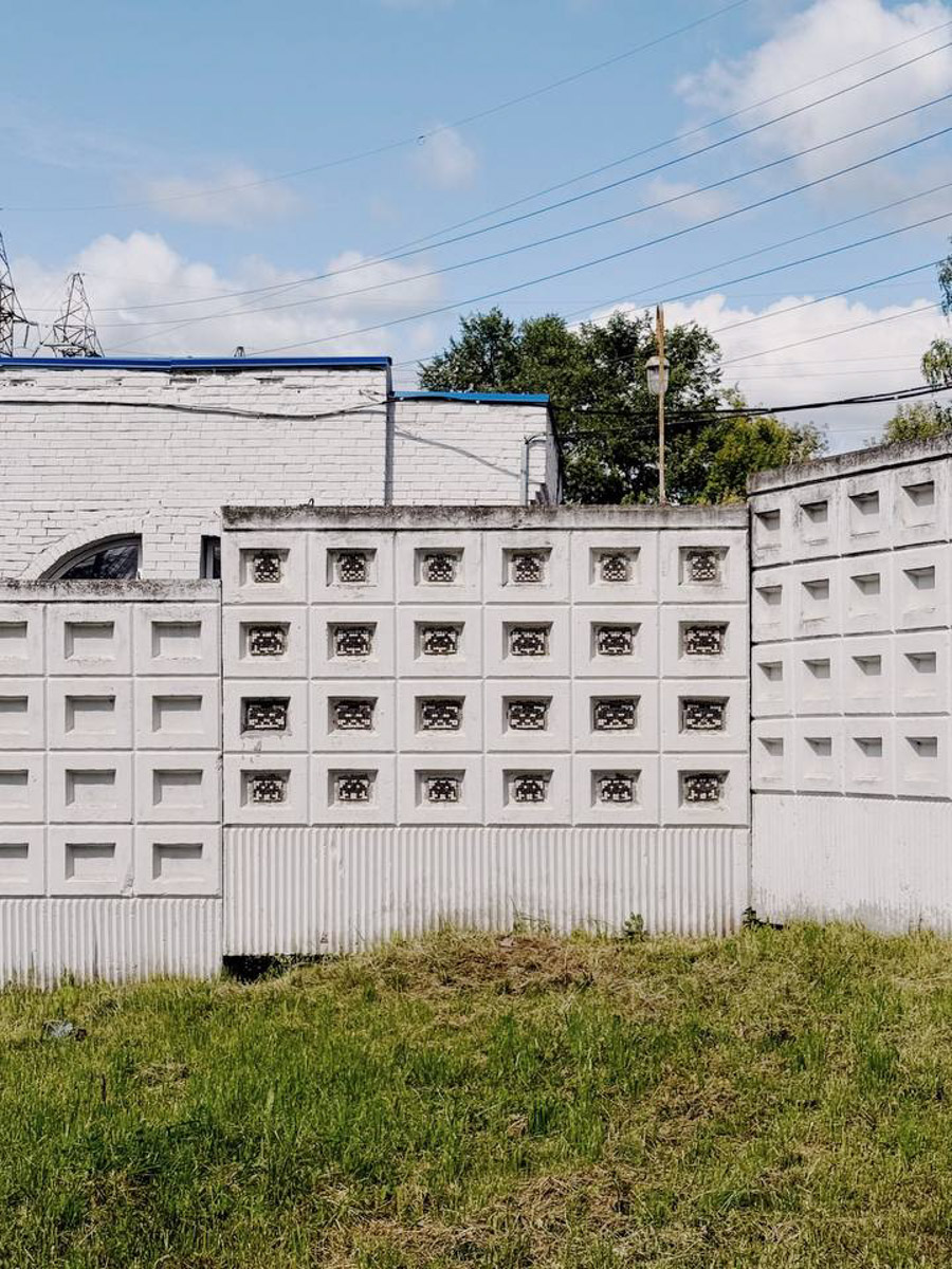 Благодарить за яркие муралы в городе нужно фестиваль «Загфест», отметивший в прошлом году юбилей. К сожалению, 2026-й арт-событие пропускает — пока его перенесли на май. Но местные райтеры несмотря ни на что продолжают украшать столицу региона, а также творить за ее пределами. «Ключ-Медиа» собрал самые интересные произведения наших художников на владимирских и загородных улочках.