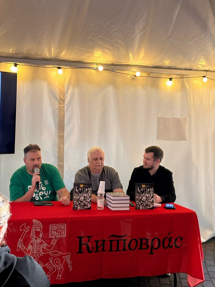 Собрать полвека владимирского рок-н-ролла по старым блогам, затертым кассетам и личным архивам — такую задачу поставили перед собой авторы книги «33 оборота». Публике ее впервые показали на фестивале «Китоврас». Рассказываем, как рождался 500-страничный сборник, через какие трудности прошли его создатели и почему проект уже вышел далеко за пределы бумажного переплета.
